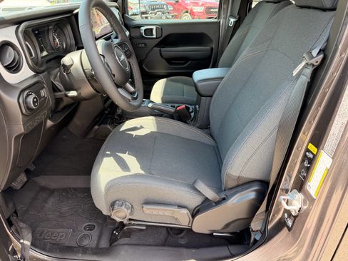 Used 2026 Jeep Gladiator Sport AWD/4WD image 12
