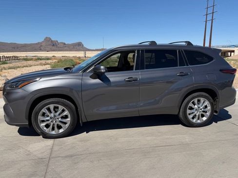 Used 2024 Toyota Highlander Limited FWD image 7