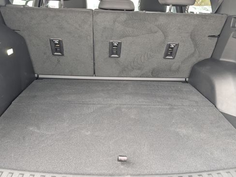Used 2025 Chevrolet Equinox LT w/ Safety and Technology Package FWD image 11