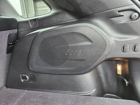 Used 2022 Jeep Cherokee Trailhawk w/ Sun, Sound & Nav Group AWD/4WD image 16