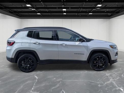 Used 2025 Jeep Compass Limited AWD/4WD image 6