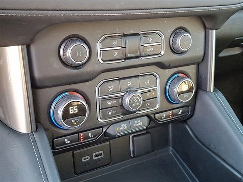 Used 2024 Chevrolet Suburban Z71 w/ Luxury Package image 12