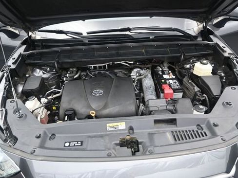 Used 2021 Toyota Highlander XLE FWD image 20