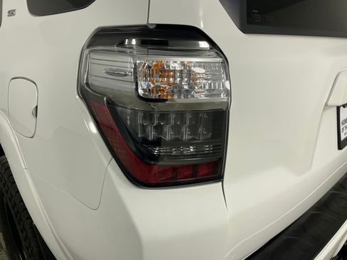 Used 2017 Toyota 4Runner SR5 AWD/4WD image 21