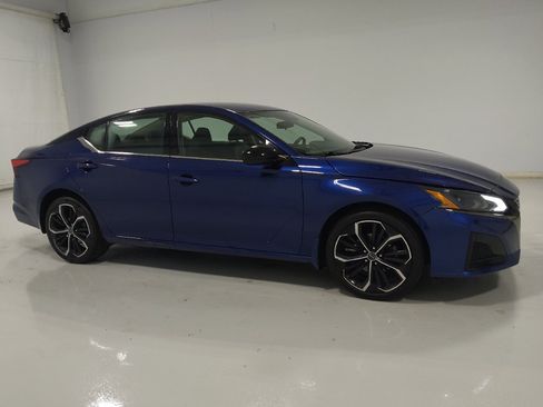 Used 2023 Nissan Altima 2.5 SR AWD/4WD image 11