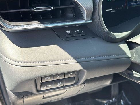 Used 2024 Toyota Highlander Platinum FWD image 13