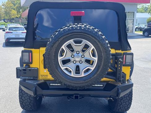 Used 2015 Jeep Wrangler Unlimited Rubicon w/ Connectivity Group AWD/4WD image 4
