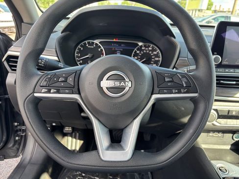 Used 2025 Nissan Altima 2.5 SV FWD image 29