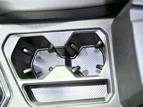 Used 2024 Volkswagen Tiguan SE image 24