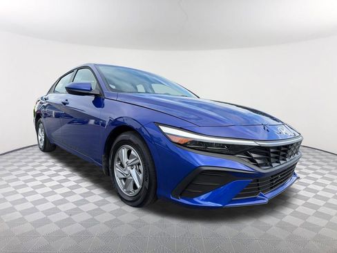 Used 2025 Hyundai Elantra SE w/ Cargo Package FWD image 3