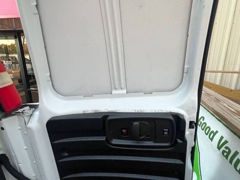 Used 2015 Chevrolet Express 2500 RWD image 16