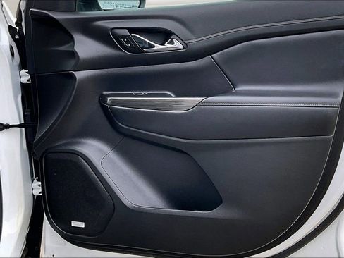 Used 2023 GMC Acadia SLT image 28