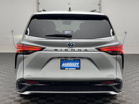 Used 2021 Toyota Sienna XSE w/ XSE Plus Package AWD/4WD image 10