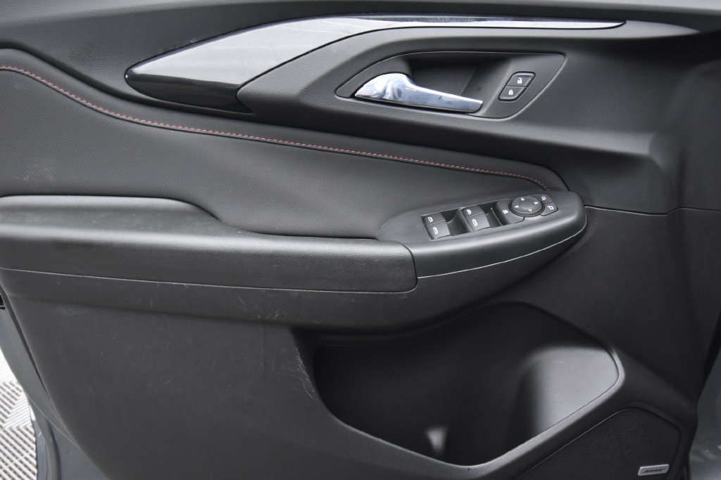 Used 2021 Chevrolet TrailBlazer RS w/ Technology Package FWD image 18