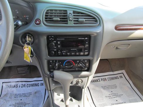 Used 1999 Oldsmobile Cutlass GL w/ Convenience Pkg FWD image 10