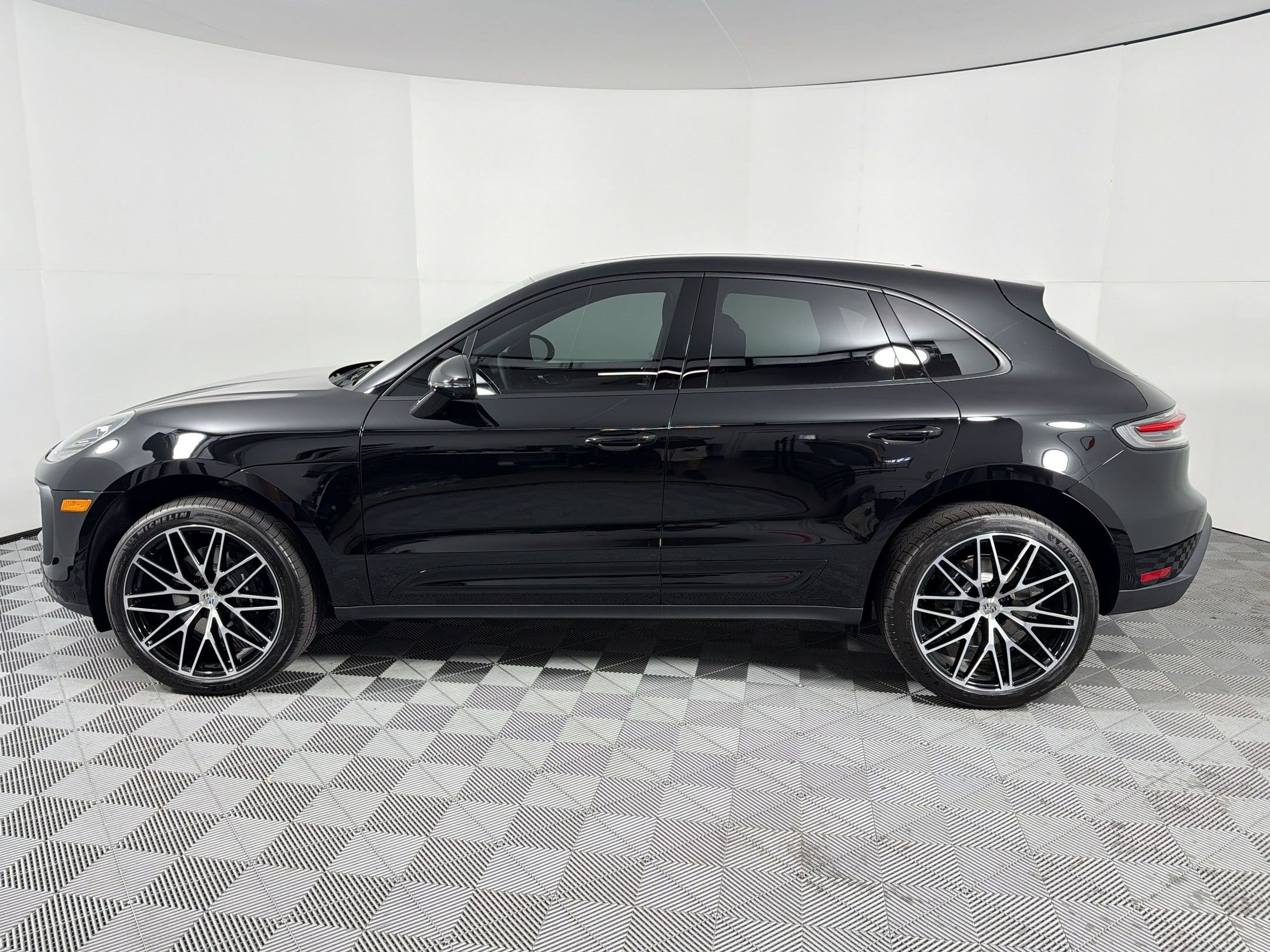 Used 2026 Porsche Macan AWD/4WD image 2