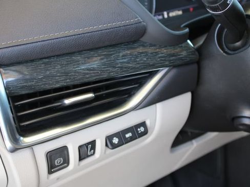 Used 2022 Cadillac XT4 Premium Luxury w/ Technology Package FWD image 28