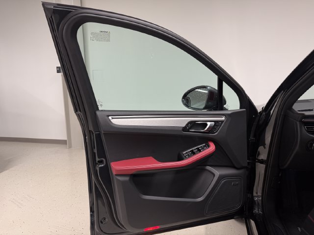 Certified 2026 Porsche Macan AWD/4WD image 31