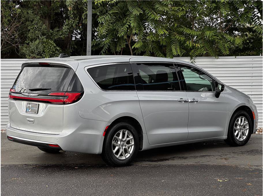 Used 2024 Chrysler Pacifica Touring-L FWD image 13