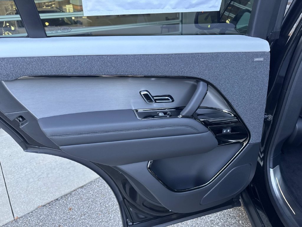 New 2027 Land Rover Range Rover Sport Dynamic SE AWD/4WD image 13