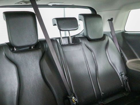 Used 2025 Kia Carnival FWD image 29