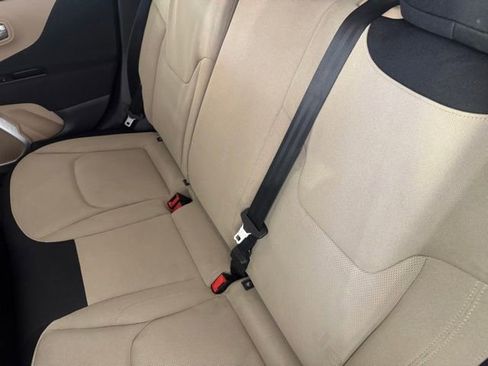 Used 2015 Jeep Renegade Latitude FWD image 22