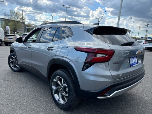 Used 2025 Chevrolet Trax LT image 24