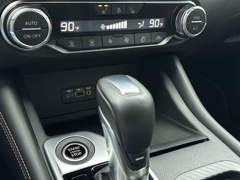 Used 2022 Nissan Sentra SR w/ SR Premium Package image 19