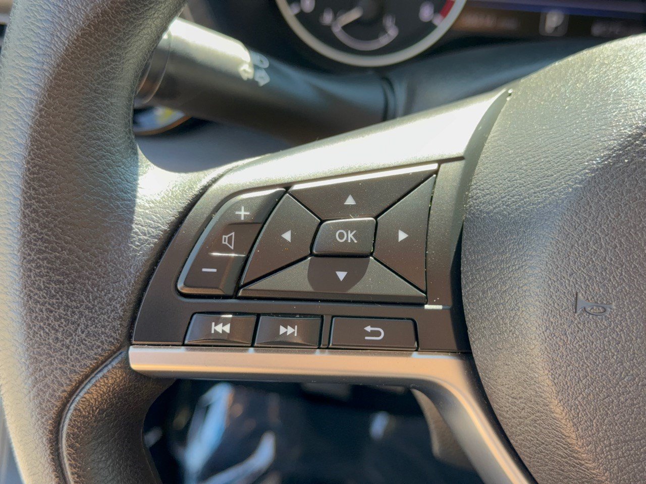 Used 2025 Nissan Sentra SV FWD image 18