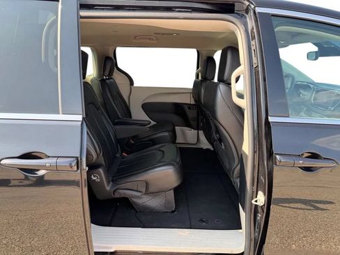 Used 2023 Chrysler Pacifica Touring-L FWD image 31