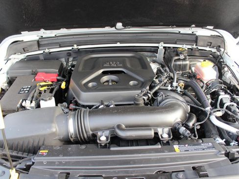 Used 2025 Jeep Wrangler Sahara AWD/4WD image 23