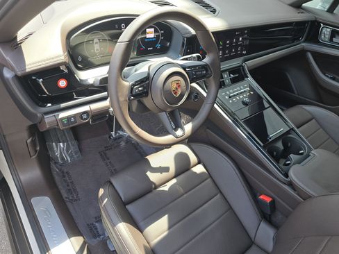 New 2025 Porsche Panamera 4 image 4