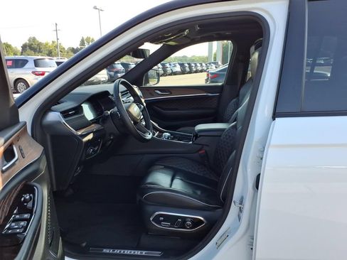 Used 2023 Jeep Grand Cherokee Summit w/ Luxury Tech Group V AWD/4WD image 4