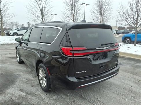 Used 2022 Chrysler Pacifica Touring-L image 6