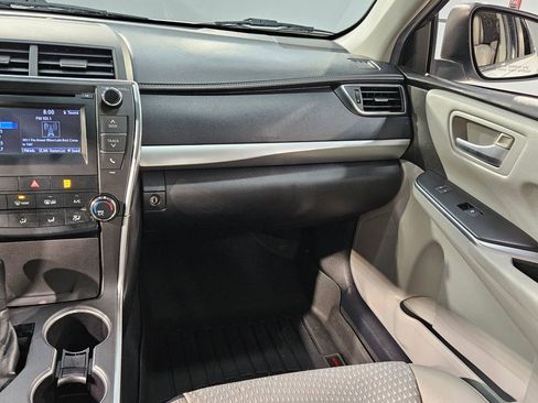 Used 2015 Toyota Camry SE w/ Moonroof Package image 11