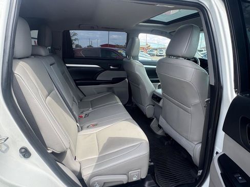 Used 2019 Toyota Highlander XLE FWD image 15