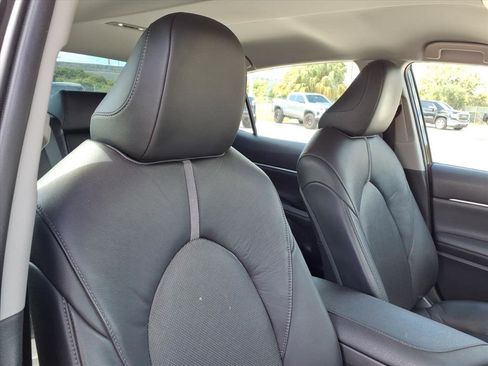 Used 2021 Toyota Camry XLE image 8