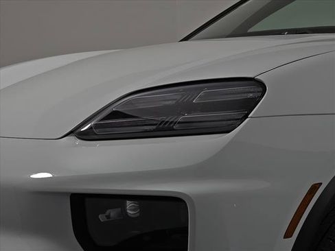 Certified 2025 Porsche Macan 4S Electric image 12
