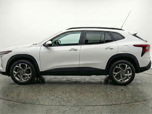 Used 2025 Chevrolet Trax LT w/ LT Convenience Package image 3