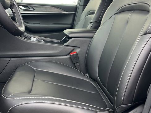 New 2025 Jeep Grand Cherokee Limited w/ Black Appearance Package image 8