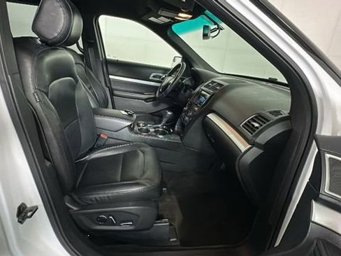 Used 2016 Ford Explorer XLT w/ Equipment Group 202A AWD/4WD image 31