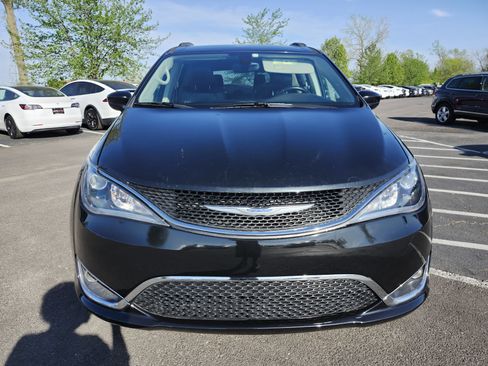 Used 2017 Chrysler Pacifica Touring-L FWD image 10