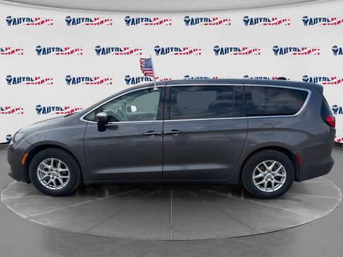 Used 2022 Chrysler Voyager LX FWD image 4