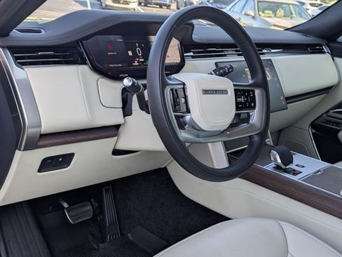 Used 2025 Land Rover Range Rover SE AWD/4WD image 3