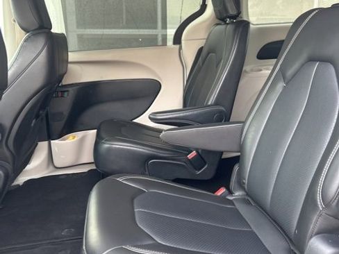 Used 2024 Chrysler Pacifica Touring-L image 9