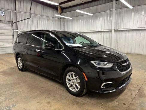 Used 2023 Chrysler Pacifica Touring-L FWD image 1