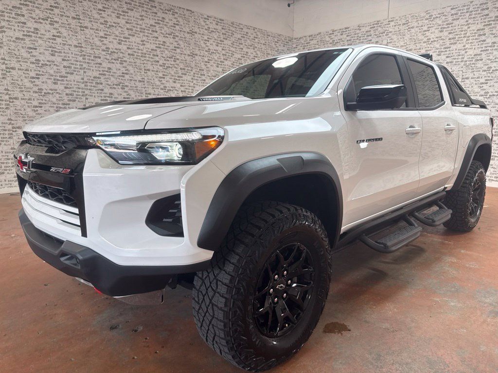 Used 2025 Chevrolet Colorado ZR2 w/ Midnight Edition AWD/4WD image 3