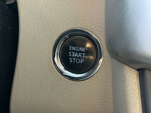 Used 2018 Toyota Highlander XLE FWD image 17