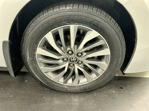 Used 2018 Toyota Corolla L image 8