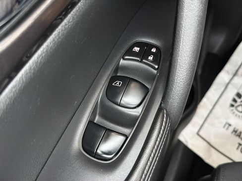 Used 2018 Nissan Rogue SV FWD image 19